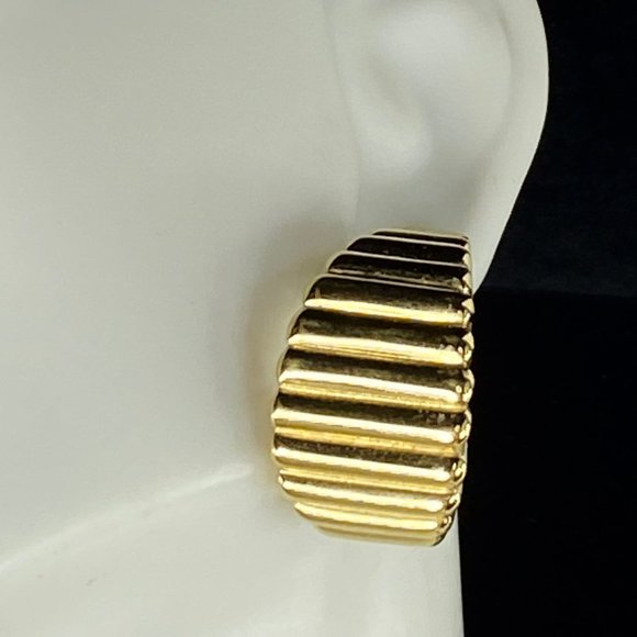 14K yellow gold Half Circle Fluted design post earrings 4.0gm JR8080